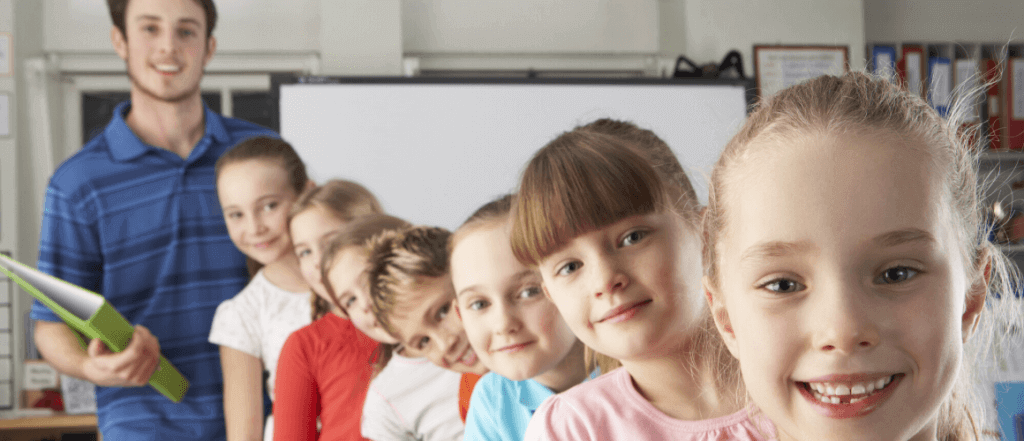 Insegnante di inglese che lavora con un gruppo di bambini durante una lezione interattiva