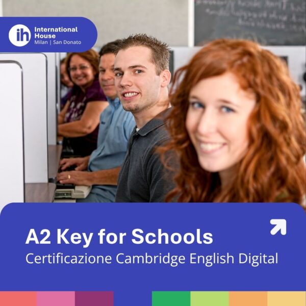 Studenti sorridenti in aula computer per esame A2 Key for Schools digital - International House Milano