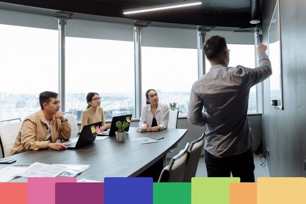 Presentazione business english Milano - manager presenta progetto in inglese