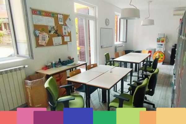 "Aula accogliente International House Milano sede Corso Lodi - spazio per corsi inglese interattivi"