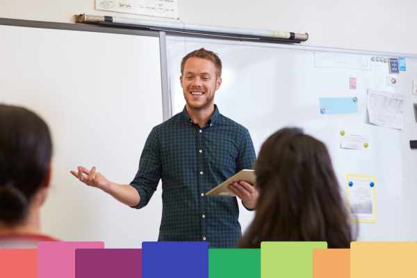 "Insegnante CELTA DELTA durante lezione inglese pratico Real English in Action Milano"