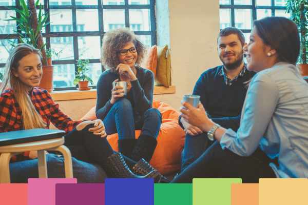 "Studenti adulti durante corso di inglese Real English in Action a Milano - ambiente accogliente e interattivo"