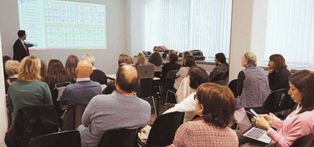 Docente alla lavagna durante un workshop Cambridge per docenti di inglese presso IH Milano