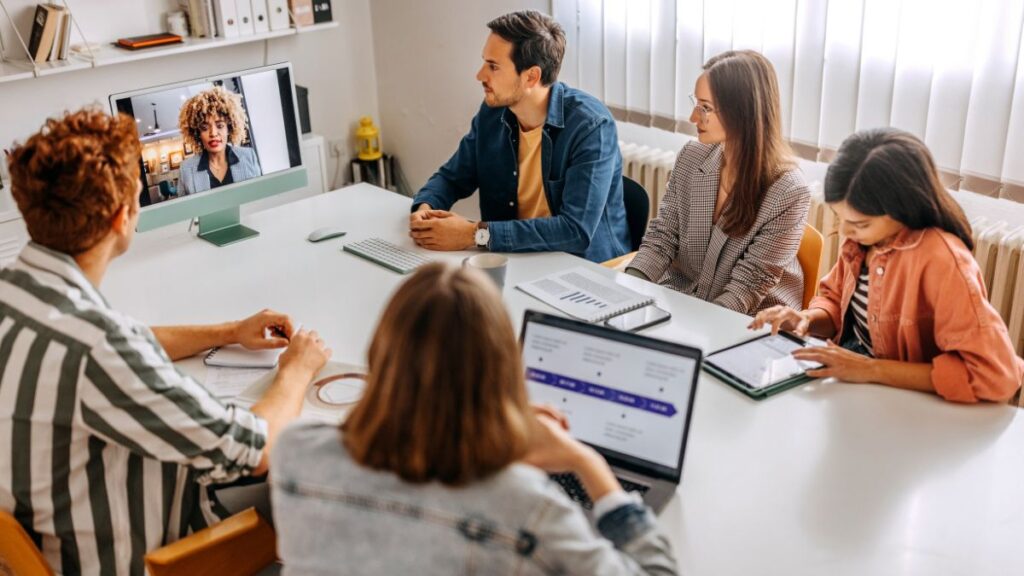 Professionisti durante una riunione aziendale in sala meeting