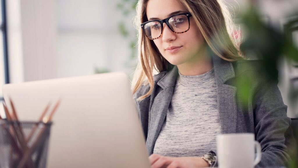 Candidata consulta al computer le date degli esami Cambridge 2026 a Milano